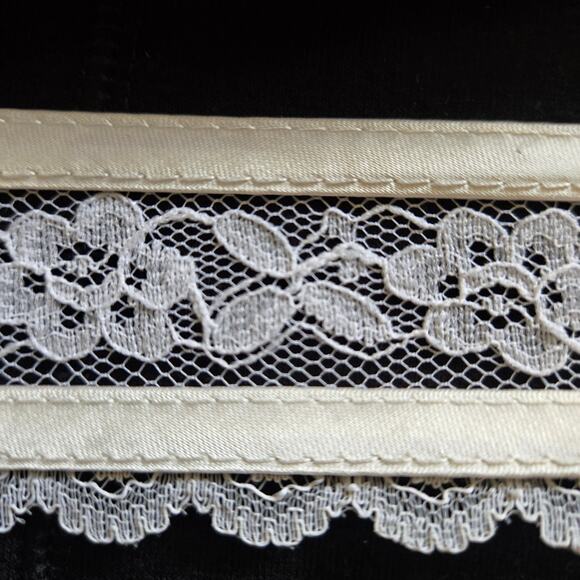 Gunne Sax by Jessica Vintage 1 3/4" Ivory Lace Trim‎ Satin Edge Old New Stock - Picture 8 of 9